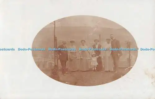 R477990 Familienfoto Frauen und Männer und ein kleines Mädchen 1913