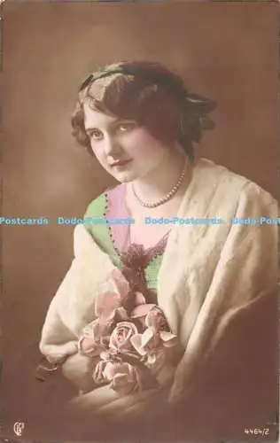 R476533 Frau mit Halskette und Rosen in den Händen G L Co 1919