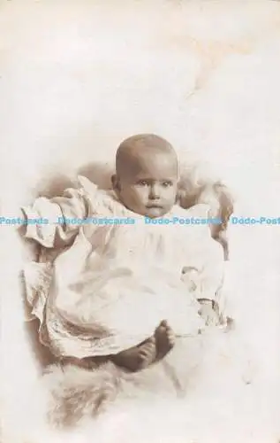 R476540 Kleines Baby im weißen Kleid T I C