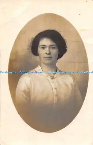 R476713 Eine junge Frau in einer weißen Bluse Portrait Studios of Dura