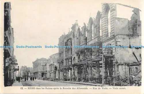 R479861 Reims Dans les Apres la Retraite des Allemands Rue de Vesle G Graff et L