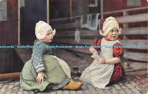 R470805 Zwei kleine Mädchen in Volkstrachten Nenke und Ostermaier Photochromie