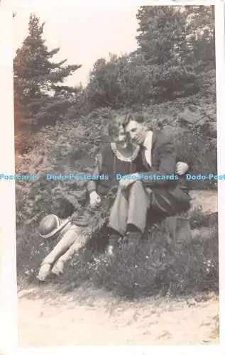 R482053 Mann und Frau sitzen auf den Felsen