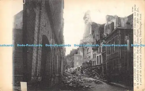 R480688 21 Guerre 1914 1915 Arras Nach dem Brand fällt ein Teil der Kathedrale