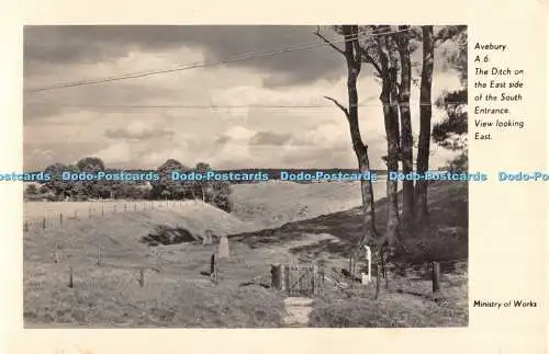 R482310 Avebury Der Graben auf der Ostseite des Südeingangs Blick nach Ea