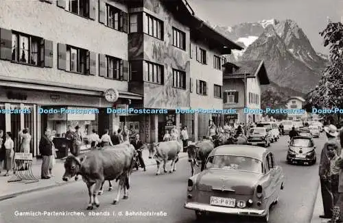 R485647 Garmisch Partenkirchen Abends i d Bahnhofstrasse Bucheler RP