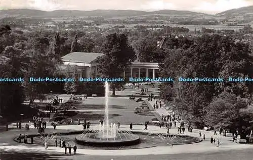 R488838 Bad Oeynhausen Wasserspiele und Wandelhalle im Kurpark im Hintergrund da