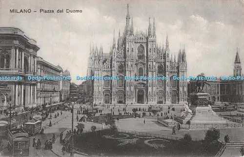 R486246 Milano Piazza del Duomo