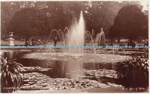 R487731 22 Hampton Court Palace Fountain and Lily Pond in East Garden H M Office