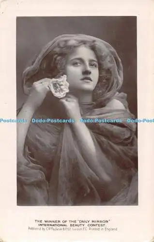 R487977 The Winner of the Daily Mirror International Beauty Contest C W Faulkner