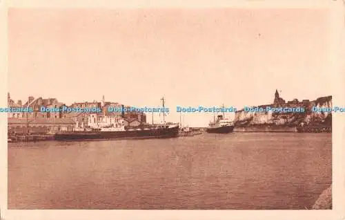 R488681 Dieppe Entree du Port et la Falaise du Pollet G Reant