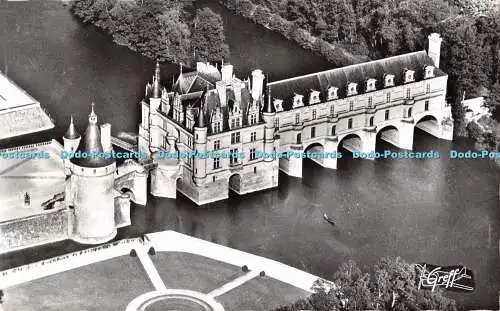 R490758 Chenonceaux Vue aerienne La Tour des Marques et le Chateau sur le Cher G