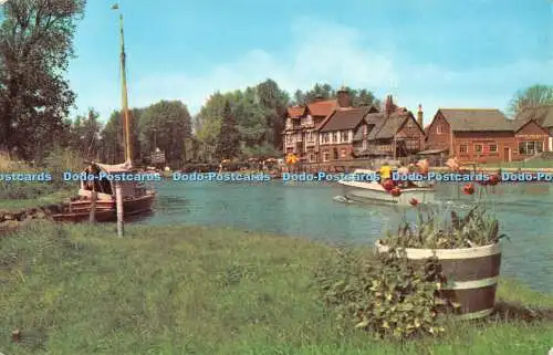 R490843 Norfolk Broads Horning The River Bure and Swan Hotel