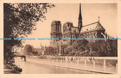 R491052 Paris En Flanant Notre Dame et le Square de l Archeveche Yvon