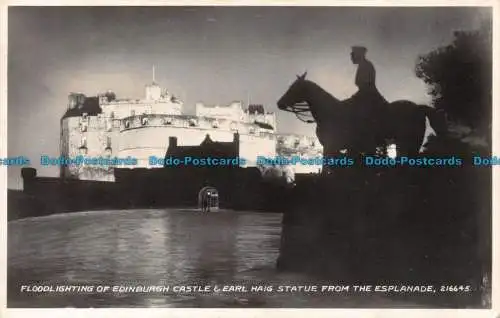 R102621 Flutlicht des Edinburgh Castle und der Earl Haig Statue von der Esplanad