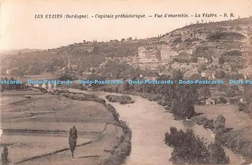 R491818 Les Eyzies Dordogne Capitale Prehistorique Vue d ensemble La Vezere Bloc