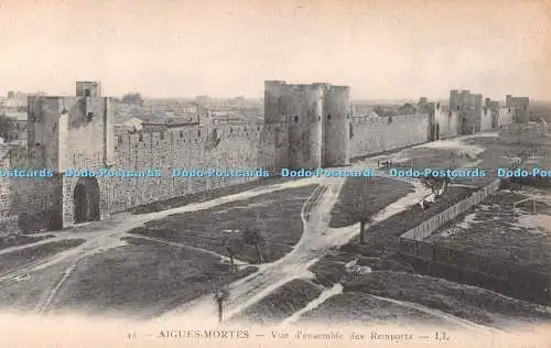 R491959 Aigues Mortes Vue d ensemble des Remparts LL 45