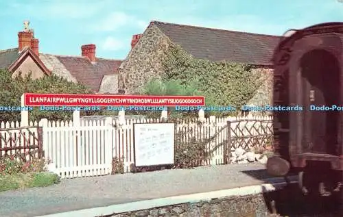 R494594 Llanfair P G Das berühmte Eisenbahnschild jetzt zu sehen in Penrhyn Castle Greet