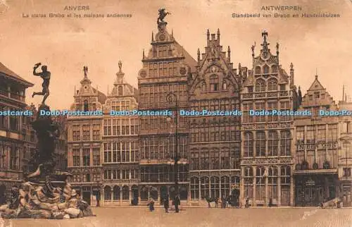 R492927 Anvers La statue Brabo et les maisons anciennes Antwerpen Standbeeld van