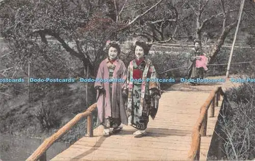 R496672 Japanische Frauen Brücke Natur Postkarte Japan