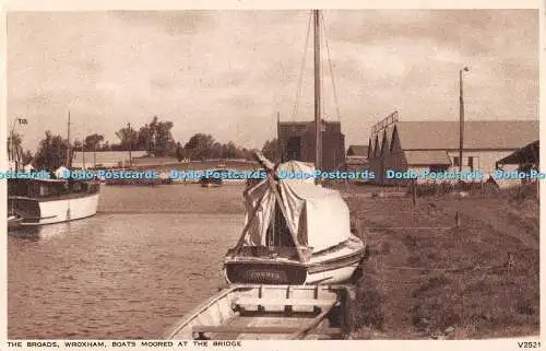 R496695 Die Broads Wroxham Boote an der Brücke festgemacht V2521 Photochrom