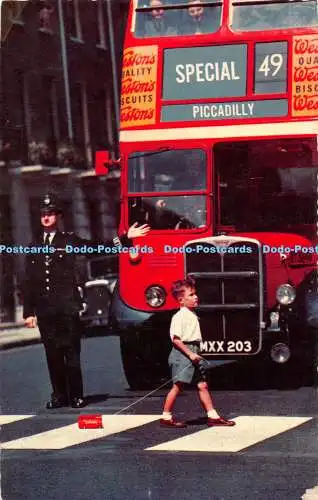 R495873 Londoner Polizist im Point-Dienst die fotografische Grußkarte Natural Co
