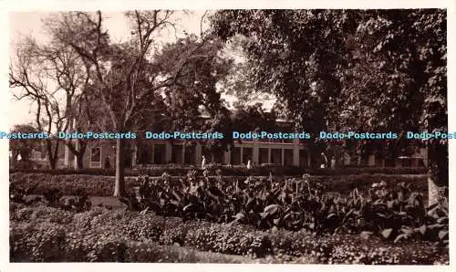 R496348 Garten Baumhaus im Hintergrund unbekannter Ort Postkarte Kodak