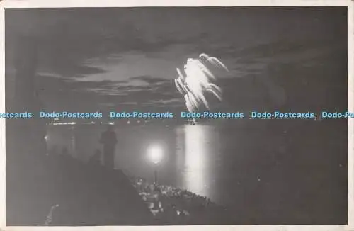 R501739 Unbekannter Strand bei Nacht Feuerwerk Postkarte