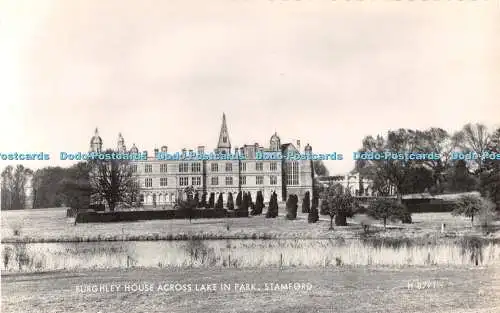 R500576 Stamford Burghley Haus gegenüber dem See im Park Valentine RP