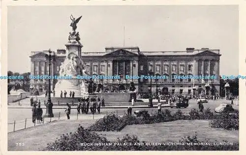 R504039 753 Buckingham Palace and Queen Victoria Memorial London