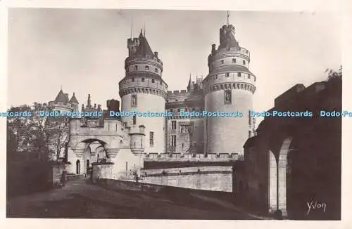 R510573 La Douce France Chateau de Pierrefonds L Entree du Chateau et Tours Char