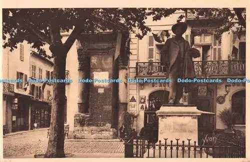 R510414 Arles Bouches du Rhone Le Forum La Place Statue de Mistral Yvon