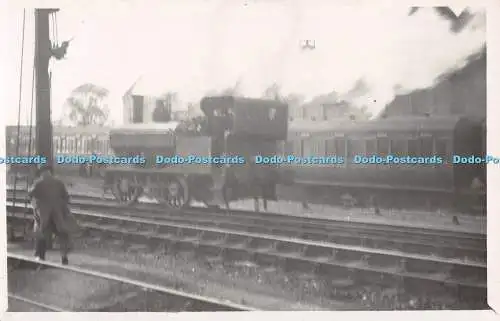 R512474 Lokomotive im Bahnhof Postkarte