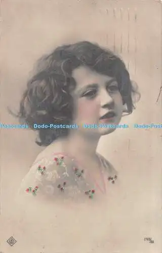 R515996 Mädchen mit kurzen Haaren und heller Kleidung