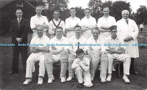 R521116 Herren Kleidung in weißer Farbe draußen sitzend