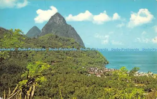 R526028 SL10 Soufrière Town eingebettet am Fuße der Pitons St Lucia Minvielle an