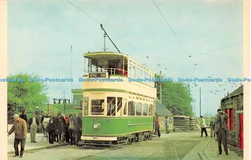 R522323 Das Straßenbahnmuseum Blackpool 40 setzt Passagiere in Crich Town En