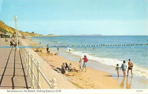 R527053 Southbourne der Strand mit Blick nach Osten zum I O W E T W Dennis