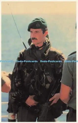 R718980 Ein Soldat der britischen Task Force mit Kommunikationsausrüstung Presco