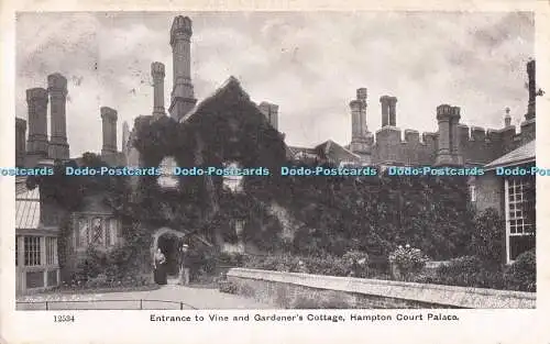 R719377 Hampton Court Palace Eingang zum Vine and Gardener Cottage G P 1914