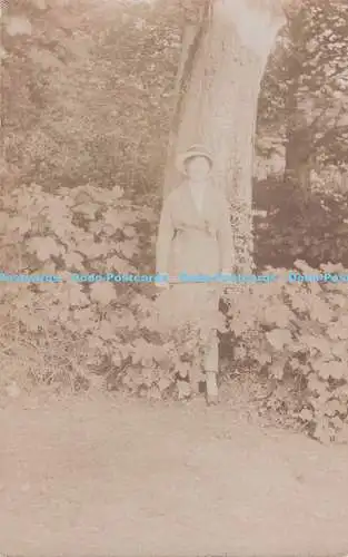 R719577 Frau im Kostümständer im Garten Postkarte