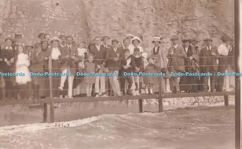 R721569 Viele Leute stehen in Port M und S Cliftonville PM Margate 1913