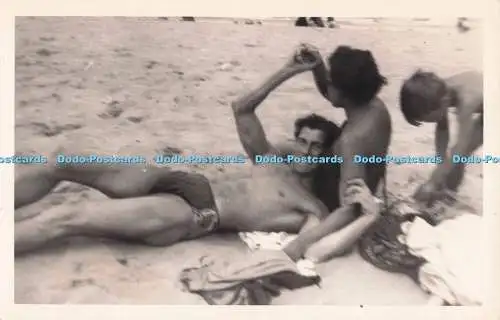 R721652 South Shields Beach Mann und Frau am Strand 1953