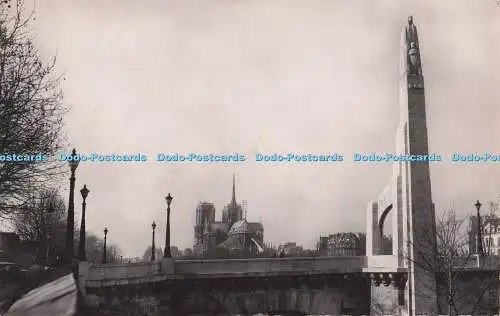 R723858 Paris Perspective sur Notre Dame Avec la Statue de Sainte Genevieve G A