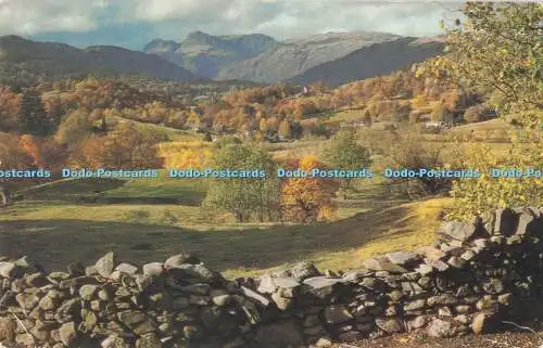 R726039 Die englischen Seen Skelwith Bridge und Langdale Pikes von Spy Hill Sande