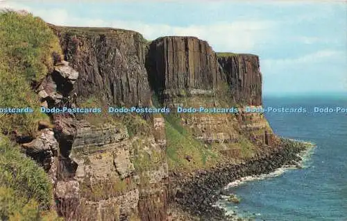 R727293 Isle of Skye Die raue Küste der Staffin Bay zeigt die Kiltfelsen