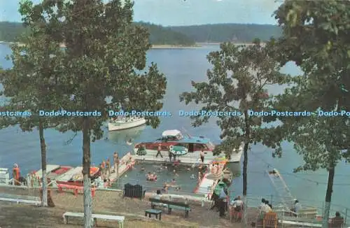 R726688 Das schwimmende Schwimmbad am Grand Glaize Arm des Lake of the Ozarks