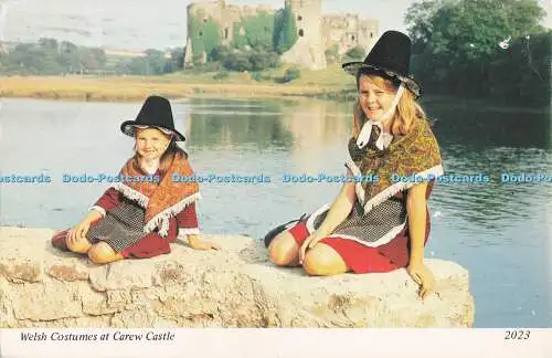 R728196 Walisische Kostüme im Carew Castle Torbogen Knowling Mead Tenby Pembrokeshire