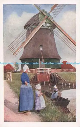 R728518 Personen in traditionellen Kostümen neben Windmühle D B M