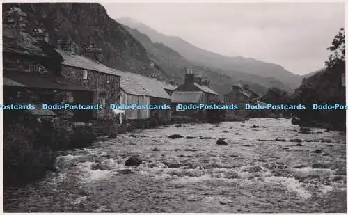 R728549 Beddgelert Ländliches Dorf Steinhäuser an Fluss und Bergen in der Ba